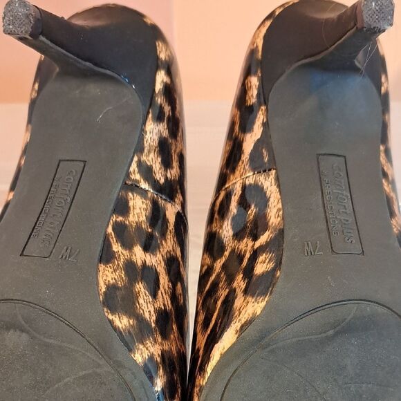 Moving Comfort Leopard Print Heels with Classic Stiletto Design - Picture 3 of 5